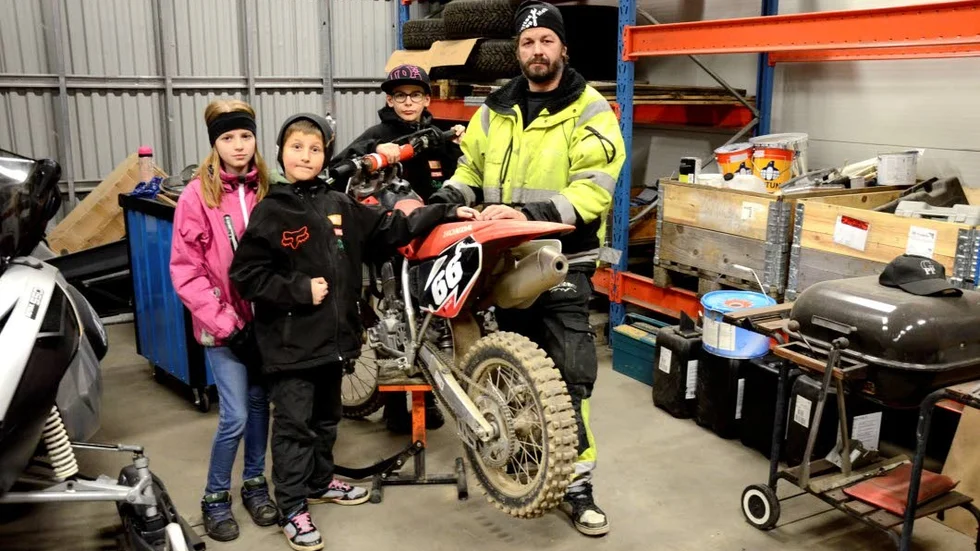 Motorcrossfantaster. Samantha, Adam och Nicklas Scott Fant tillsammans med pappa Pär Scott.