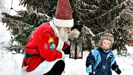 BARNENS VÄN. Tvååriga Iam Andersson var en av de barn som uppmärksammade "Dundretstomten", Sivert Svenssons närvaro på Gällivares torg i onsdags."Just den glädje jag möter från barn i samband med vinterspelen är en stor motivation för mig", säger Sivert Svensson.