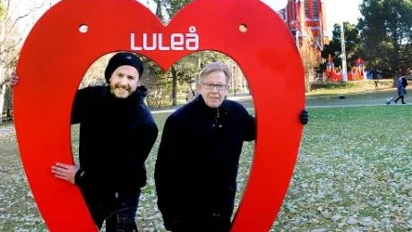 GILLA LULEÅ. Erik Olsson, Jönköping, och parkchefen Stefan Johanson är två av de som jobbat med festivlalen. I Stadsparken finns det här hjärtat som ska belysas.Foto: Håkan Gidlöw