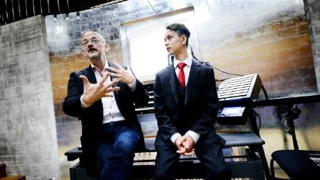 FÖREBILD. "Det är viktigt att stötta unga förmågor, förklarade musikprofessor Hans-Ola Ericsson som är "pappa" till det stora orgelprojektet. Gabriel har honom som sin främsta förebild och mentor och nyligen fick han prova den nya världsorgeln.