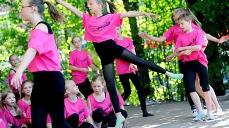 DANSHOPP. Natalie Åkerström i språng, Johanna Hultmar har precis avslutat sitt medan Nikolai Majorov väntar på sin tur.
