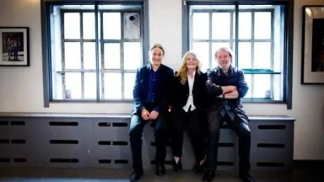 TILLSAMMANS. Lars Rudolfsson, Kristina Lugn och Benny Andersson slår sina påsar ihop på Orionteatern i Stockholm med Hjälp sökes.
