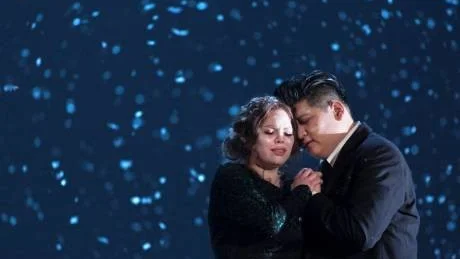 KÄRLEKSPARET. Rebecca Rasmussen och Yinjia Gong i rollerna som kärleksparet Mimì och Rodolfo i La Bohème på Norrlandsoperan i regi av Kristofer Steen. En uppsättning som får lysnade recensioner av Kurirens recensent Yvonne Rittvall som såg premiären i Umeå.