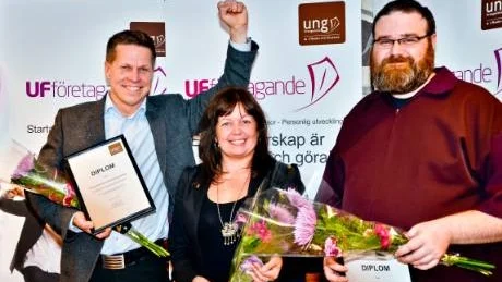 VI VANN. Ett glatt gäng fanns på plats för att motta priset som årets UF-kommun i Norrbotten. Peter Mariin, rektor, Marit Enbuske, chef barn- och utbildningsförvaltningen, Rickard Nilsson, engagerad lärare.Foto: Ingela Rasimus