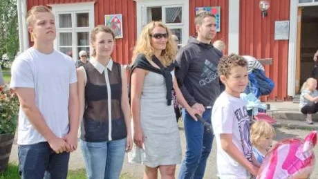 VÄRDIGT. Den här norska familjen tyckte det var fint att kunna gå på en minnesstund. Jon-Martin Store, Cathrine Schanche, Elisabeth Schanche, Jarmo Finnestrand, Sindre Schanche Finnestrand och Erikke Schanche Finnestrand.