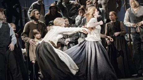 TRÄNGSEL PÅ SCENEN. Scenografin är densamma som i de svenska uppsättningarna och på Svenska teaterns 1800-talsscen blir det tätt och intimt. Här en scen från båten, slagsmålet mellan Kristina (Maria Ylipää) och Ulrika (Birthe Wingren).