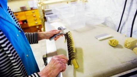 SPECIALREDSKAP. Ingrid har låtit en plåtslagare tillverka ett skärredskap som gör kakämnena lika stora.