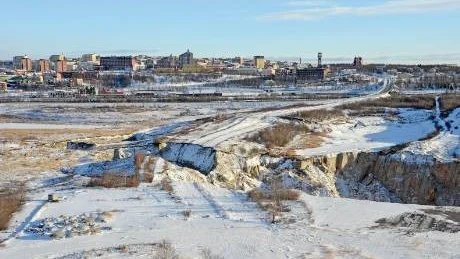 DEFORMATIONER. Vy från LKAB-kontorets tak 24 oktober 2012. Brytningen av sjömalmen gör att marken ovanför sjunker ned allt närmare Kiruna centrum.