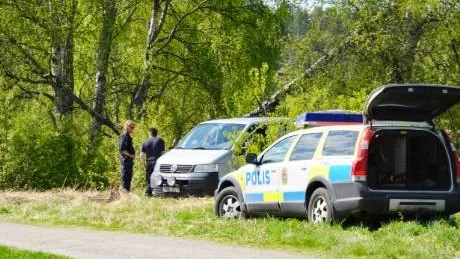 FUNNEN. Vid lunchtid hämtades mannen från fyndplatsen i vattnet cirka 400 meter nedanför den plats där han körde av vägen. Foto: Britt-Louise Spets