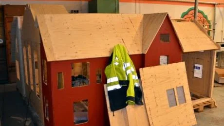 UTSMYCKNING. Ett ollage av signifikativa byggnader i Malmberget byggs nu upp. Planerna är att placera installationen i en lekpark.