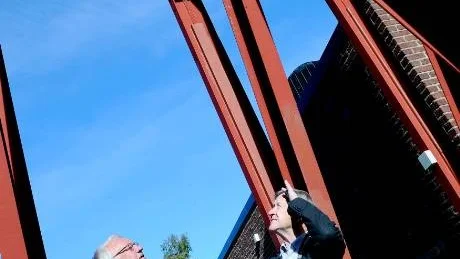SNACK. Jörn Johansson och Gunnar Ahlbäck, sekreterare respektive ordförande i Kyrkokonstens Vänner diskuterar huruvida kyrkklockorna är samstämda eller inte.
