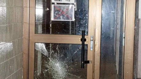 PUNKTHUSET. En krossad ruta på Iduns väg 6. Fasaden behöver en uppryckning enligt trygghetsvandrarna. Foto: Johan Wikén