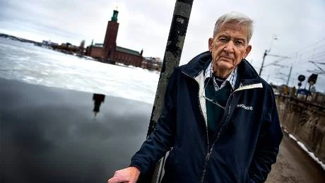 Livets MENINGEN. "Vad som är livets mening vågar man aldrig fråga när man är 55 år och intelligent och i gång med allting. Herregud,    vilken löjlig fråga!", säger Per Olov Enquist som i Liknelseboken ger ett tydligt svar på frågan: kärleken. Foto: Leo Sellén/Scanpix