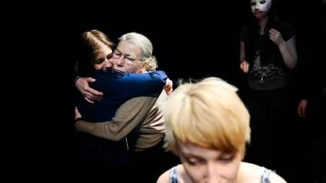 KÄRVÄNLIGT. Länsregissören och gästläraren Catherine Parment kramar om eleven Annakarin Ruisniemi.