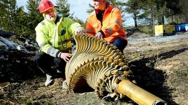 RYMMAREN. Lennart Levander och Agne Nilsson vid instrumnetet som både borrar för rör och drar dem på plats. 90 centimeter i omkrets.