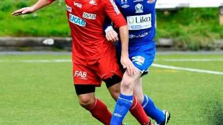 strid. Alexander öhman hyllar sin lagkapten Robert Nyström, på bilden i en duell med Kirunas tränare Jonas Kurak.  Foto: ROland S lundström