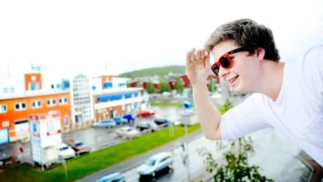 VEM? På onsdagen hittade Andreas Flygare ett par solglasögon och söker sedan dess ägaren.Foto: Petra Isaksson