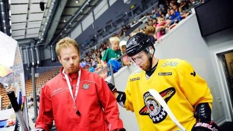 Samspråk. Jonas Rönnqvist och Kim Hirschovits på väg ut på isen.Foto: Petra Isaksson