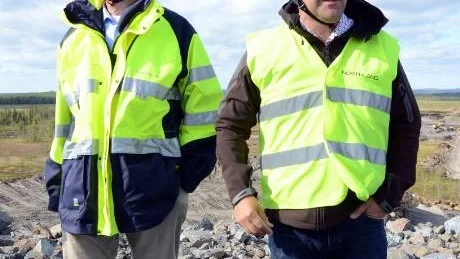 FÖR LÅNGSAMT. Jonas Sjöstedt (V) besökte Pajala och Kaunisvaara i måndags. Han tyckte att det arbeta alldeles för långsamt med infrastrukturlösningar för den expanderande gruvnäringen. Karl Axel Waplan Northlands vd invände inte.