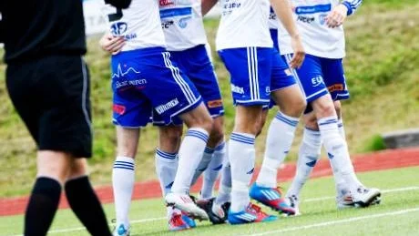 skärpning. Efter Kalle Norrbins (vänster) peppning  i halvtid höjde sig IFK Luleå.Foto: Linn Fantenberg