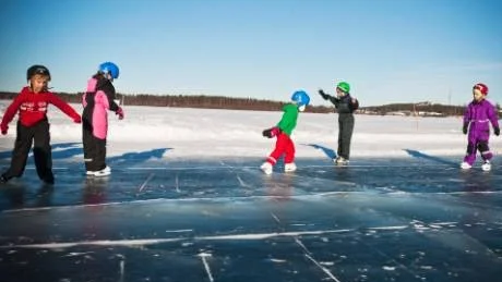 REKORDSÄSONG. Isbanan runt Luleå har haft rekordmånga besökare den här vintern. Den här bilden togs i februari då barn från fritidshemmet Gläntan från Munkebergsskolan var på utflykt på isen.