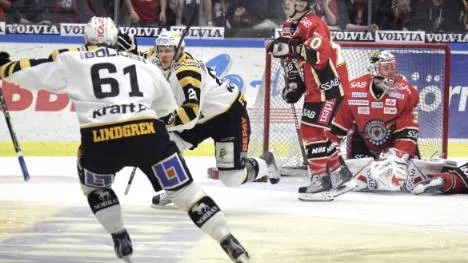 Erik Forssell (20) har slagit till - igen. I lördags gjorde han både 1-1 och 2-1 i förlängningen. Och igår satte han avgörande 2-1 pucken efter 4.56 i den fjärde perioden. Ingen risk alltså att Erik får skäll efter den här helgen. Backen Fredrik Lindgren är på väg för att gratta, medan däremot Jonas Vihko och målvakten Anders Nilsson har lättare att hålla sig för skratt.