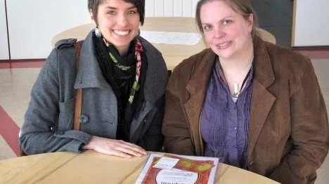 Lina Hofverberg och Isabella Karlsson med diplomet som bekräftar vinsten framför sig.