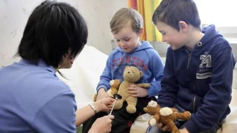 Aina Lilja kontrollerar reflexerna på Viktor, 4, och Oskar Lundkvists, 6, mjukdjur.