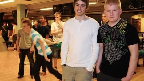 Med sitt projektarbete har Tommy Öhman och Oskar Eriksson skapat fritid för ungdomar.  "Det är mest att sitta framför datorn som gäller, och färrre rör på sig", säger Tommy Öhman, glad över att många som inte idrottar kommit på träffarna.