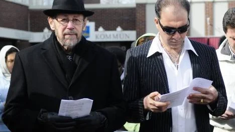 Malte Sandberg, 78, och Abbas Nozari, 36, läser en bön på långfredagen. "Jag vet vad jag tror på, Jesus Kristus", säger Malte Sandberg.