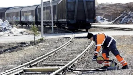 I en radiolokförares arbetsuppgifter ingår att växla om till ett annat spår.