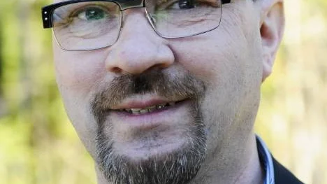 Pär Jonsson, näringslivsutvecklare på Älvsbyns kommun ser många utmaningar för Älvsbyn. Jobb är ett. "På önskelistan står tjänstesektorn högt för kvinnor i åldern 18-34 år", säger han.