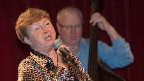 Mona Fjällström svarar för jazzsången i Medborgarhuset i Arvidsjaur på tisdag kväll. (Arkivbild)