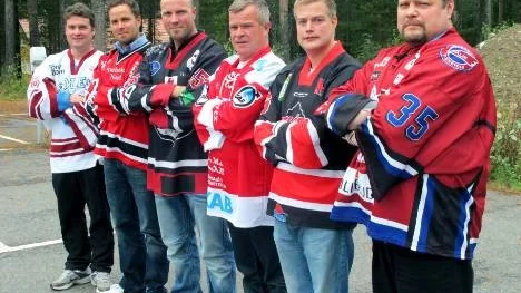 Tränarna för länets div 1-lag är redo för nedsläpp på söndag. Från vänster: Robert Nordberg, Boden, Stefan Hedlund, Piteå, Fredrik Dufåker, Luleå Rebels, Bengt Waaranperä, Kiruna, Per Kenttä, Asplöven och Mikael Wallgren, Kalix.