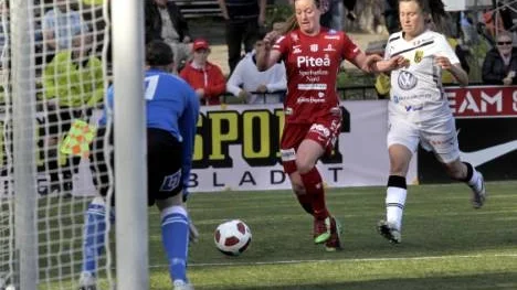 Hon är en viktig offensiv kugge i Piteås lagbygge - inför morgondagens ödesmatch mot Hammarby känner Jennifer Nobis sig pressad att leverera nya mål. (Arkivbild)