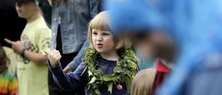 Mörka moln stoppade inte midsommardansen