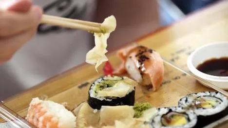 Sushi fungerar utmärkt som ett alternativ till den klassiska festivalmaten.