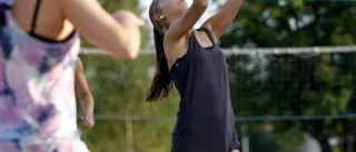 Lyckliga sommarjobbare med sand mellan tårna
