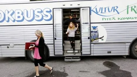 Camilla Forsberg och Amanda Östlund passade på att låna några tidningar när bokbussen var på Pite havsbad.