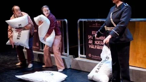 Gunilla Vestin Wallin gestaltar kontrollmaktens alla former när razzior genomförs. Giovanni (Robert Fransson, i mitten)  och Luigi (Tommy Fransson) tar hand om kaustiksodan som visar sig vara mjöl och potatis.
