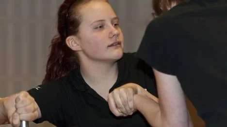 Li Wicén tog guld i både höger- och vänsterarm, i flickornas -60-kilosklass.