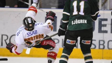 Luleå på fall. Anders Burström tappar balansen efter en närkamp med Färjestads Mattias Sjögren. Luleå åkte på tredje raka förlusten i elitserien - och även tredje raka förlusten utan att göra mål i Löfbergs Lila Arena.