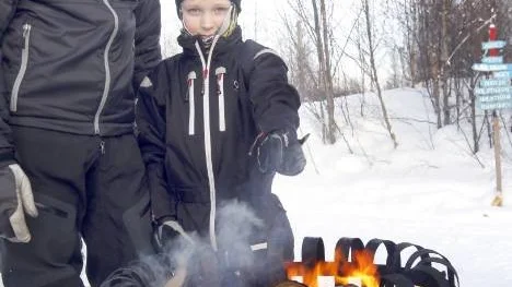 "Man vill ju inte köra när det är osäkert om isen håller", säger  Jonas Brännström, här med  sonen Oliver Brännström, 7 år.