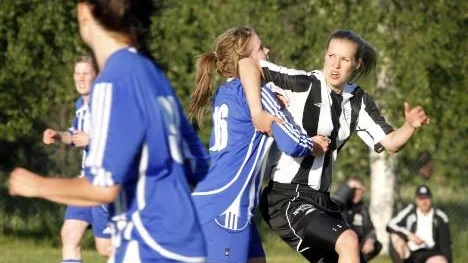 Erika Nilsson Waara var en av tre spelare som gav Munksund/Skuthamn förstärkning igår. Här tampas hon med Öjebyns Frida Grönlund.