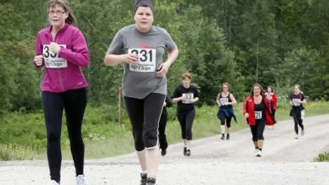 Jennie Myrestem-Linde och Nina Myrestam på väg mot mål.