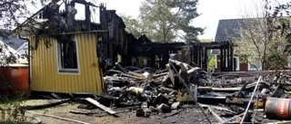 Familj hemlös efter våldsam brand