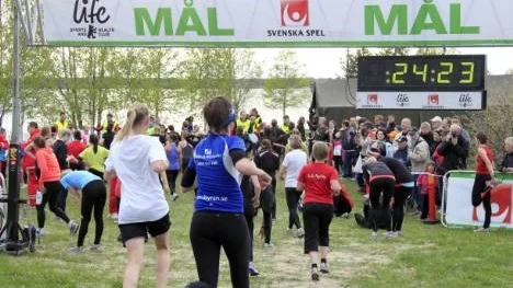 Klockan närmar sig 25 minuter och det strömmar in kvinnor mot målet.