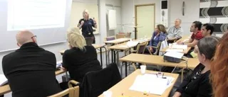 Sara rör sig ute bland ungdomarna
