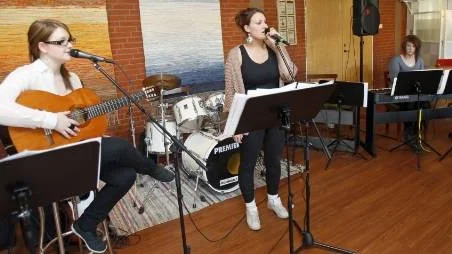 Esteteleverna vid Älvsbyns gymnasium bjöd publiken på en blandad repertoar på onsdagskvällens musikcafé på folkhögskolan. Från vänster Emmy Lindh, Ingela Eriksson och Sofia Wendt.