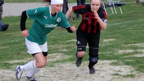 Älvsbyns matchvinnare Evelina Pettersson och Norrskens lagkapten Camilla Lööv på språng.